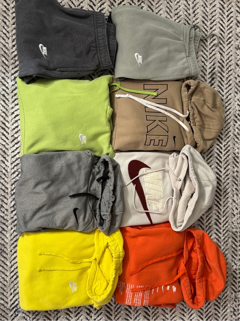 NIKE LOT OF 8! ALL ITEMS ARE MENS SIZE MEDIUM!
6 Nike Hoodies, 2 Nike Joggers